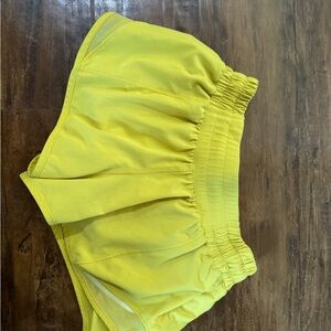 size 2 hotty hot 2.5 inch in solei yellow!